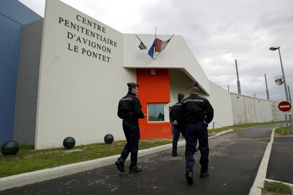 Les projections de colis se multiplient depuis l'extérieur par-dessus les grillages des prisons.