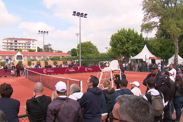 Dans les allées du tournoi, les discussions professionnelles sont nombreuses.