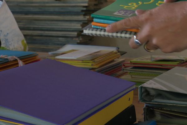 Fournitures scolaires collectées à l'association la Maison du Colonel à Amiens 