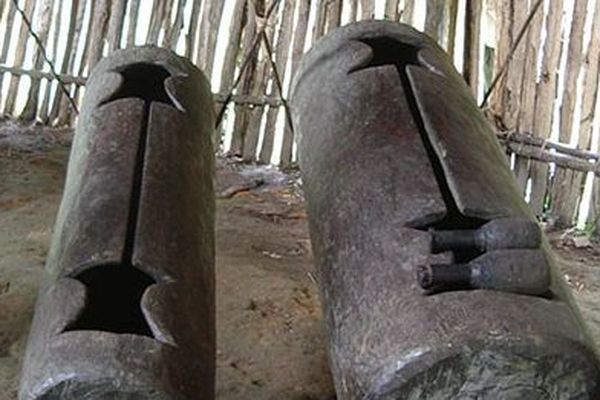 Une paire de tambours Manguaré dans le village de Brillo Nuevo au Pérou