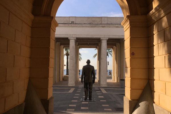 La statue de Jacques Chirac installée à Nice le 8 février, mutilée 5 jours après son inauguration.