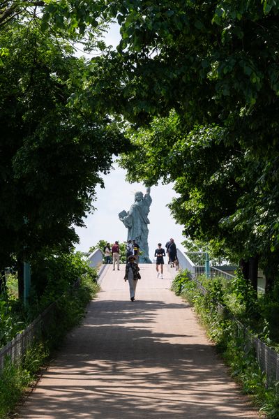 Vue de l'allée sur l'île aux Cygnes dans la XVème arrondissement de Paris.