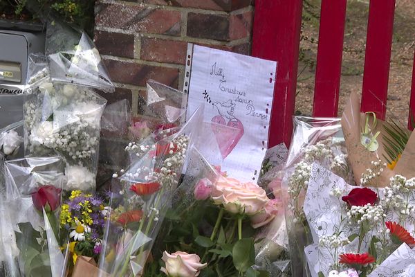 Des fleurs et des messages pour Milly et ses enfants en bas de la maison où ils sont décédés à la suite de l'incendie.