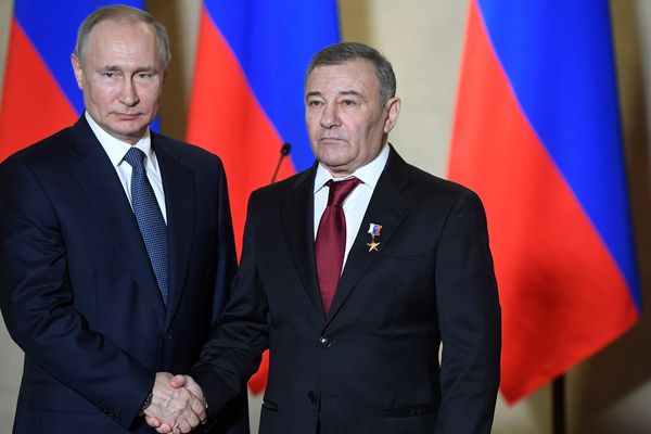 Rotenberg a été décoré par Poutine de la médaille de "Héro du travail" pour services rendus dans le cadre de la réalisation du pont érigé en Crimée après l'annexation du territoire ukrainien par la Russie.