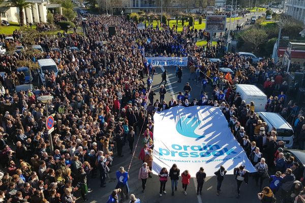 La manifestation des artisans de la paix Orain Presoak à Bayonne