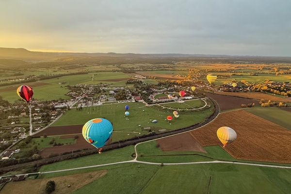 Ces samedi 5 et dimanche 6 octobre, une trentaine de montgolfières ont survolé les abords d'Arc-et-Senans