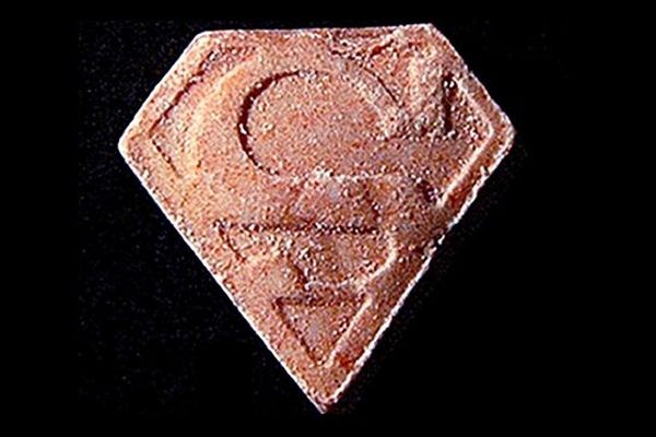 Sur les pillules est gravé un logo "Superman"