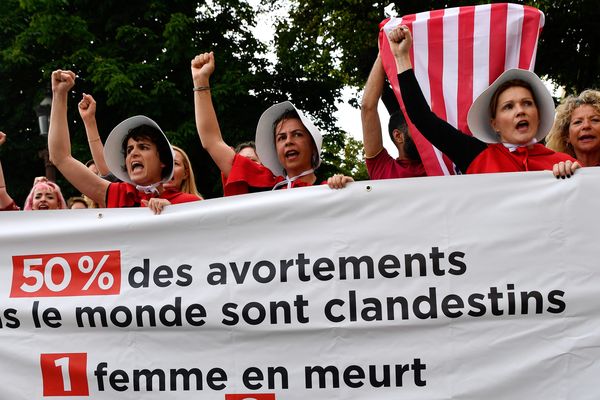 (Archives) Une Vingtaine de femmes dont six déguisées en servante écarlate de la série Handmade's tales protestent devant l'ambassade des Etats Unis contre le recul du droit a l'avortement, le 04 Juin 2019 a Paris.