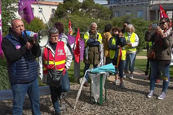 Rassemblement des grévistes sur le parvis de la maternité de La Rochelle