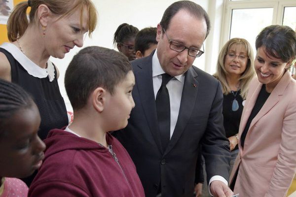 Le Président de la République, François Hollande et la Ministre de l'éducation, Najat Vallaud-Belkacem lors de la visite d'un collège de la région parisienne, le 7 mai dernier. 