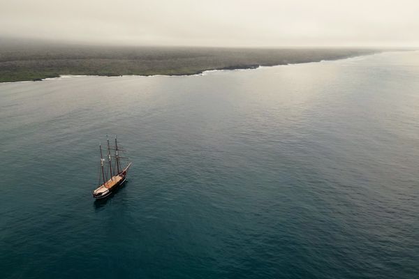 Vue aérienne du grand voilier Oosterschelde à Puerto Ayora, Galápagos, Équateur, le 11 mai 2024.