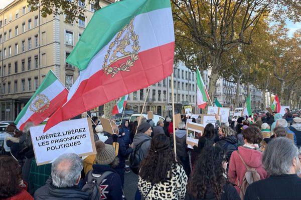 Le cousin iranien d’une lyonnaise a été emprisonné par la police des mœurs pour avoir soutenu les femmes iraniennes dans leur révolte. L’homme est en attente de son jugement.