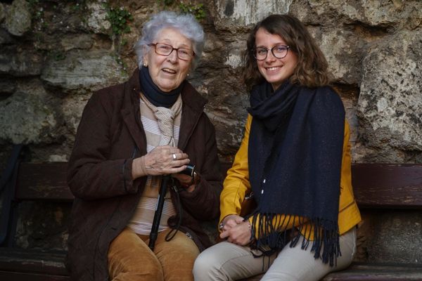 Colette, 93 ans, accompagnée de Lucie Fouble, 19 ans, passionnée par la seconde guerre mondiale et bénévole au centre d'histoire et de mémoire de la Coupole à Helfaut (Pas-de-Calais).