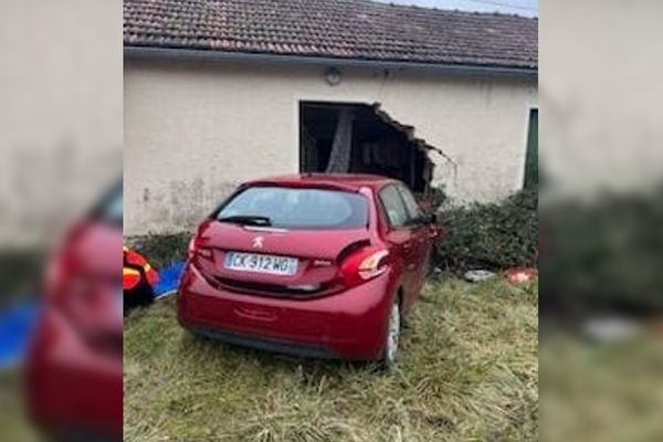 Le véhicule de l'octogénaire a fini sa course dans une maison d'habitation