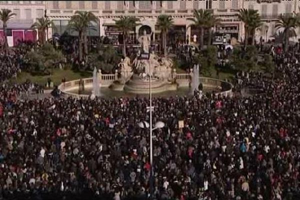 Place de la liberté à Toulon...des milliers de manifestants