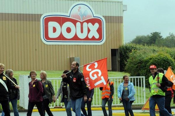 Salariés et syndicats manifestent pendant le CCE de Doux