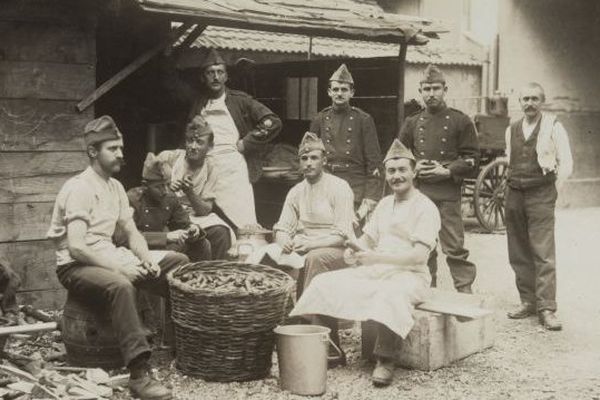 Militaires et paysans travaillent ensemble dans l'Ajoie. Source Musée de l'Hotel-Dieu de Porrentruy