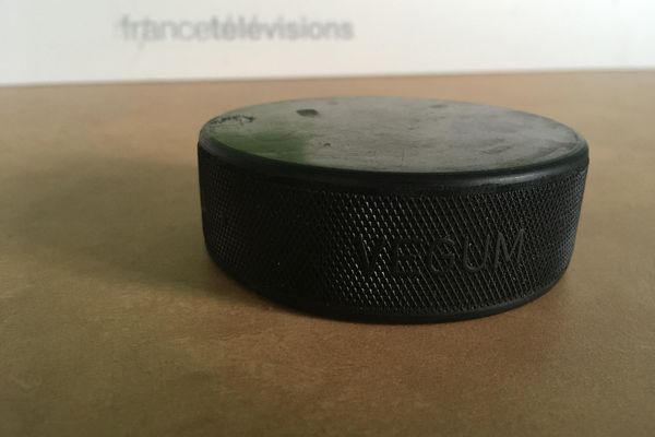 Un palet de hockey, similaire à ceux utilisés en compétition.