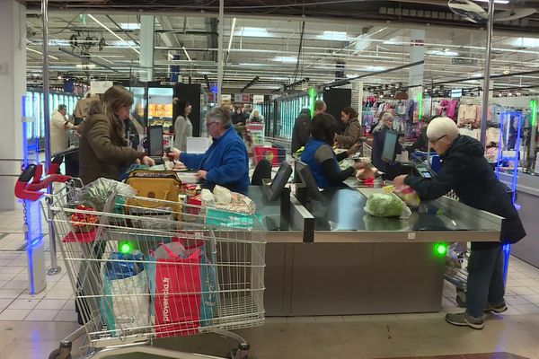 Carrefour Givors : ce vendredi 22 novembre, la réouverture après un mois de fermeture suite aux inondations du 17 octobre. Une réouverture sur fond de grève des salariés.