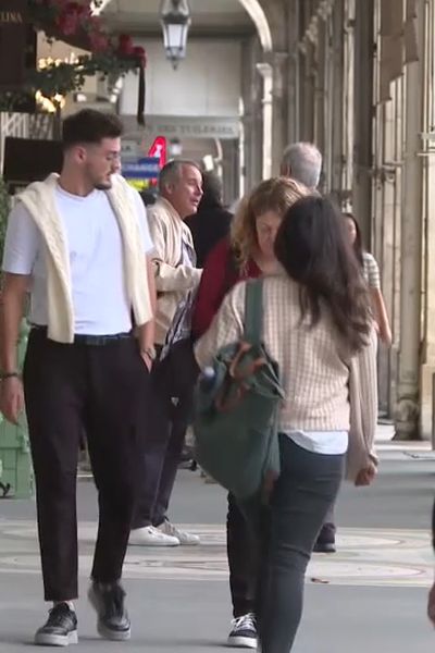 Des passants se baladent rue de Rivoli