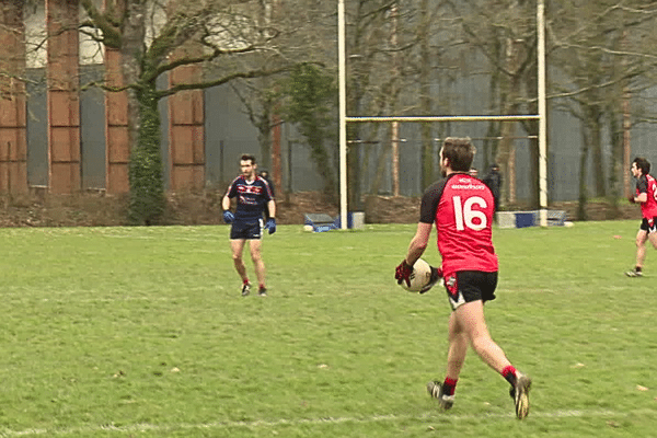 Le football gaélique a la cote en Bretagne, depuis son arrivée dans la région à la fin des années 90, en provenance d'Irlande, où c'est un sport national.