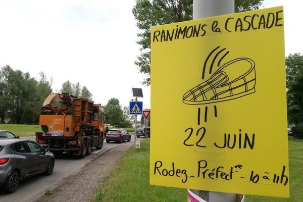 Le prix de la pantoufle d'or remise par les membres de l'association Ranimons la cascade à la préfère de l'Aveyron.