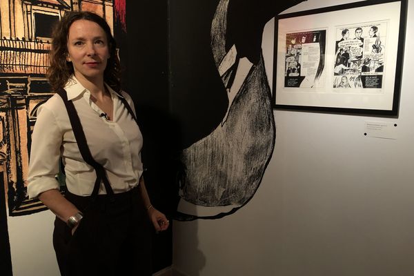 L'autrice de bande dessinée, Nine Antico, pose dans le cadre de l'exposition que lui consacre le festival de la BD d'Angoulême jusqu'au 28 janvier 2024.