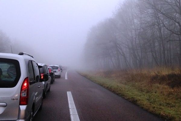 Les automobilistes sont quasiment à l'arrêt sur l'A6, dimanche 22 février 2015 à 11 heures.