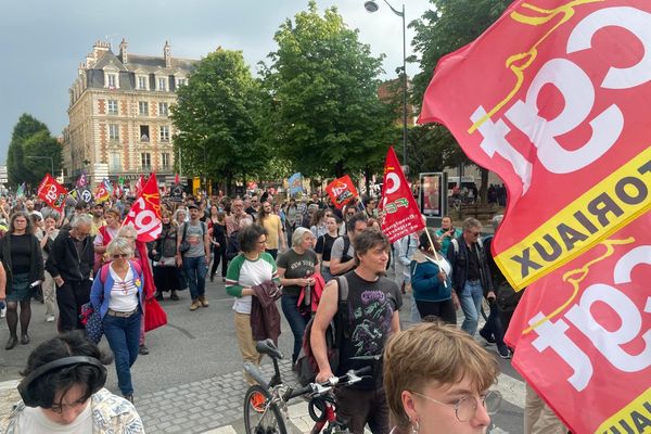 Les manifestants ont déambulé dans les rues du centre-ville de Rennes en entonnant des slogans antifascistes.