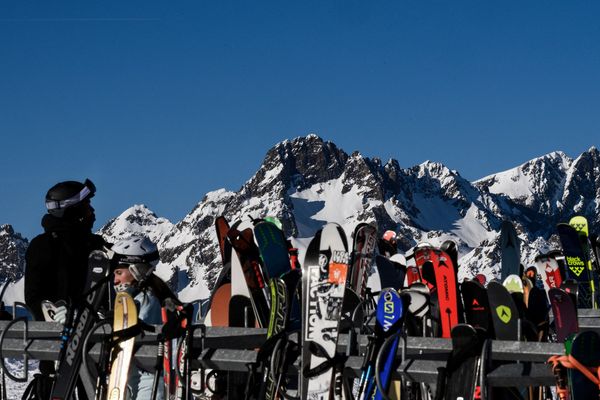 Illustration. L'Alpe d'Huez (photo) et les autres stations des Alpes vont pouvoir retrouver une partie de la clientèle britannique, à partir de ce vendredi 14 janvier.