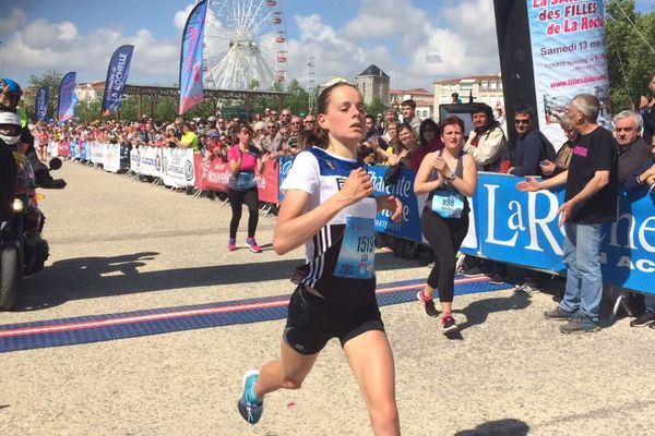 Arrivée des 10 km de Léa Diemer, en 39'21"