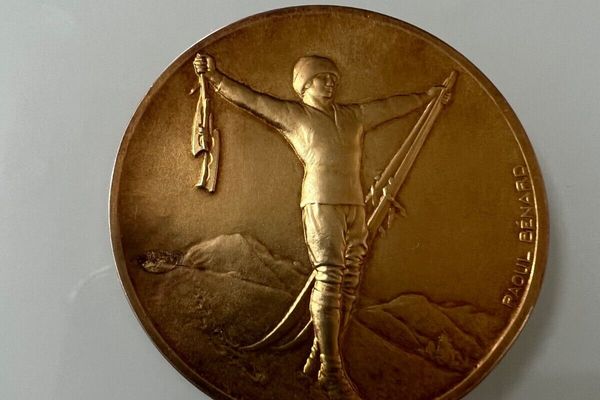 Selon la propriétaire de cette médaille d'or, il existerait seulement 33 exemplaires de cette récompense dans le monde.