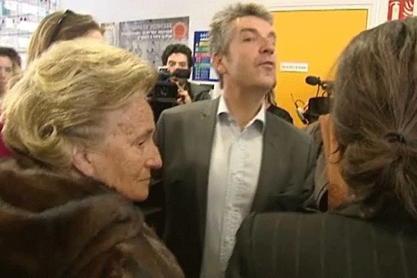 Bernadette Chirac à son arrivée à la maison des adolescents de Caen, accueillie par le professeur Genvresse