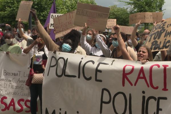 Plusieurs centaines de personnes marchent contre le racisme entre la place de la Bourse et le consulat des Etats-Unis à Bordeaux