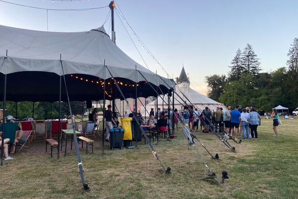 Comme tous les ans, le festival Multi-Pistes a pris ses quartiers dans le parc du château de Nexon. Un cadre propice à l'évasion et au voyage.