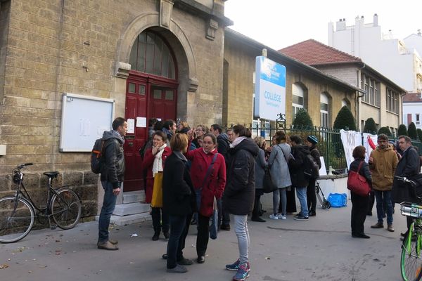 En novembre 2017, les parents d'élèves du collège Saint-Exupéry de Vincennes se rassemblaient pour protester contre une pollution au solvant dans l'établissement.
