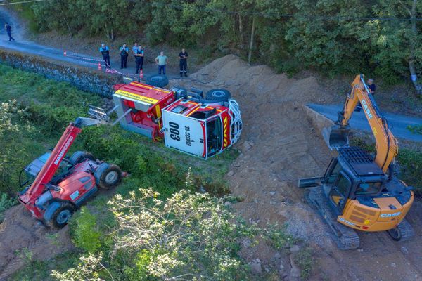 Saint-André-de-Majencoules (Gard) - la route s'est effondrée sous le poids du camion-citerne des pompiers - 7 juillet 220.