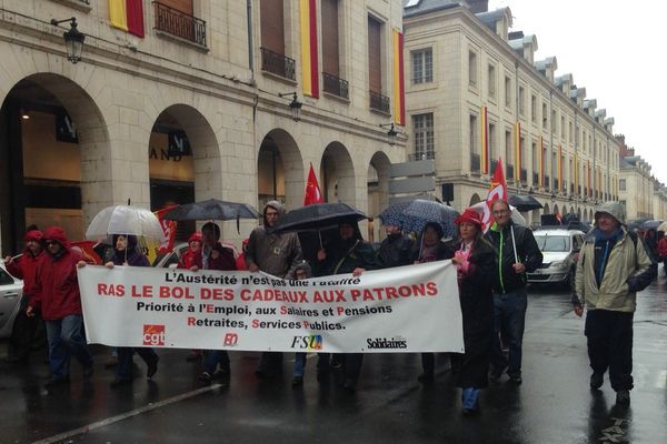 De 380 à 500 personnes ont marché de la place de Loire à la place du Martroi, à Orléans, le 1er mai 2015.