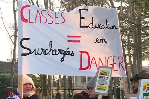 Avec la nouvelle carte scolaire, l’école des Cèdres, située à Quetigny dans l’agglomération de Dijon, devrait perdre une classe. 