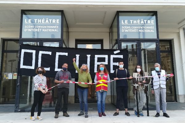 Une dizaine d'intermittents du spectacle ont témoigné leur colère, devant le théâtre d'Auxerre.