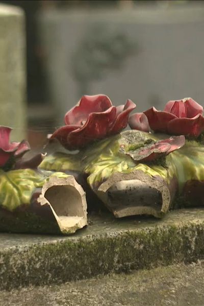 Exemple de dégradation constaté par notre équipe, sur une tombe du cimetière de Montgeron.