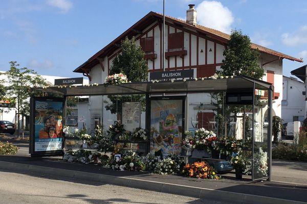 L'arrêt de bus où a été mortellement agressé Philippe Monguillot en juillet 2020 est resté fleuri durant plus de trois semaines après le drame.