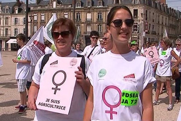 Agricultrices et femmes d'agriculteurs dans les rues du Mans mercredi 5 août 2015