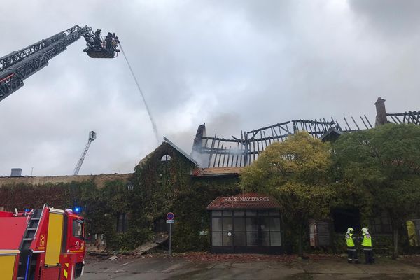 Les pompiers toujours sur le front à 10h00.