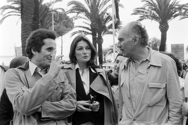 L'actrice Anouk Aimée entourée de Marco Bellochio et Michel Piccoli sur la Croisette, en 1980.