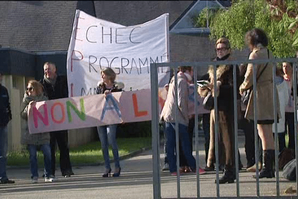 Les grévistes ont bloqué l'accès au collège de Flamanville ce mercredi matin.