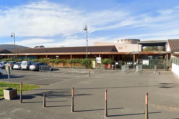 Martres-Tolosane (Haute-Garonne) - l'école Jean de la Fontaine - archives.