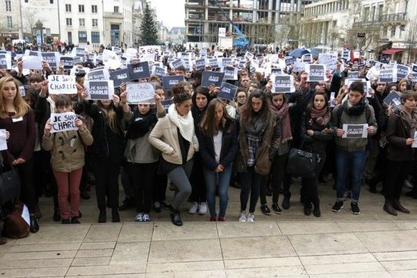 Des lycéens réunis ce jeudi matin devant la mairie de Poitiers.