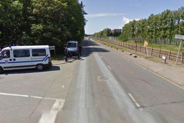 C'est près de cette rue des Garennes, dans un camion-citerne, non loin de l'entreprise Tioxine, que les migrants ont été trouvés. La présence des forces de l'ordre sur cette image de juin 2009, n'est que coïncidence.   