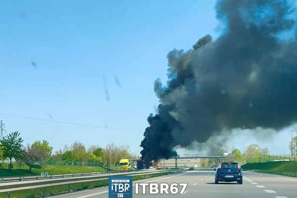 Un camion a pris feu sur l'autoroute A35 dans le sens Strasbourg-Colmar le 26 avril.